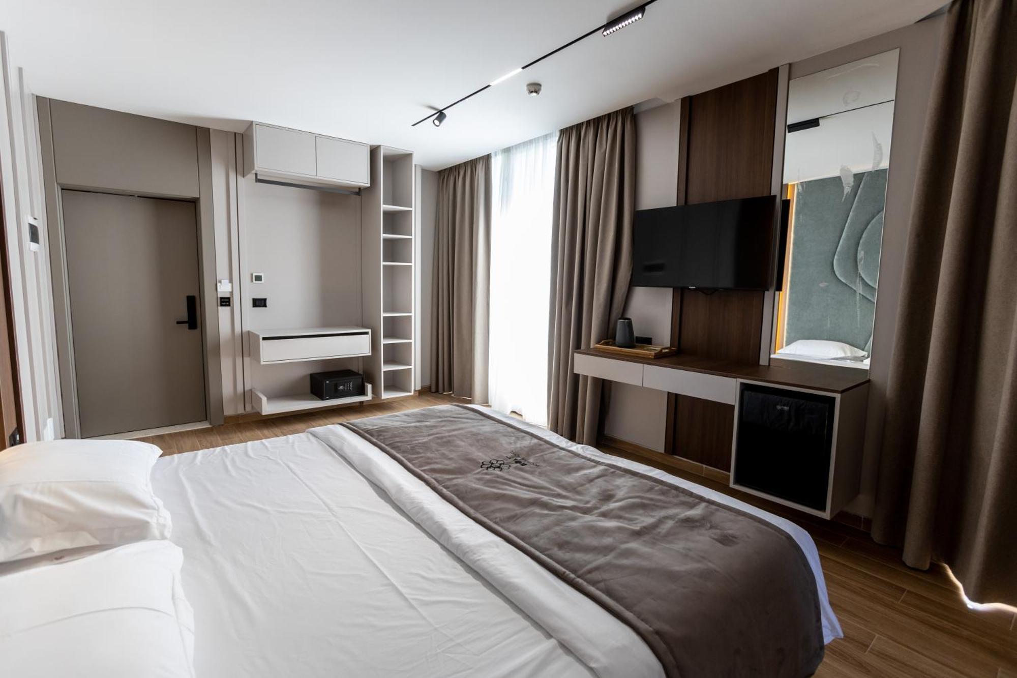 Bolt Boutique Hotel Lezhe Exterior photo