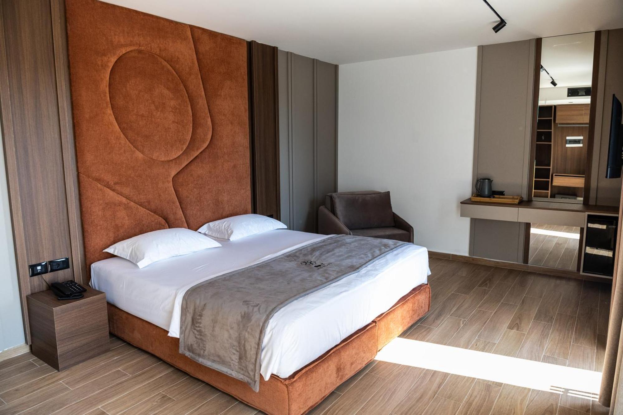 Bolt Boutique Hotel Lezhe Exterior photo