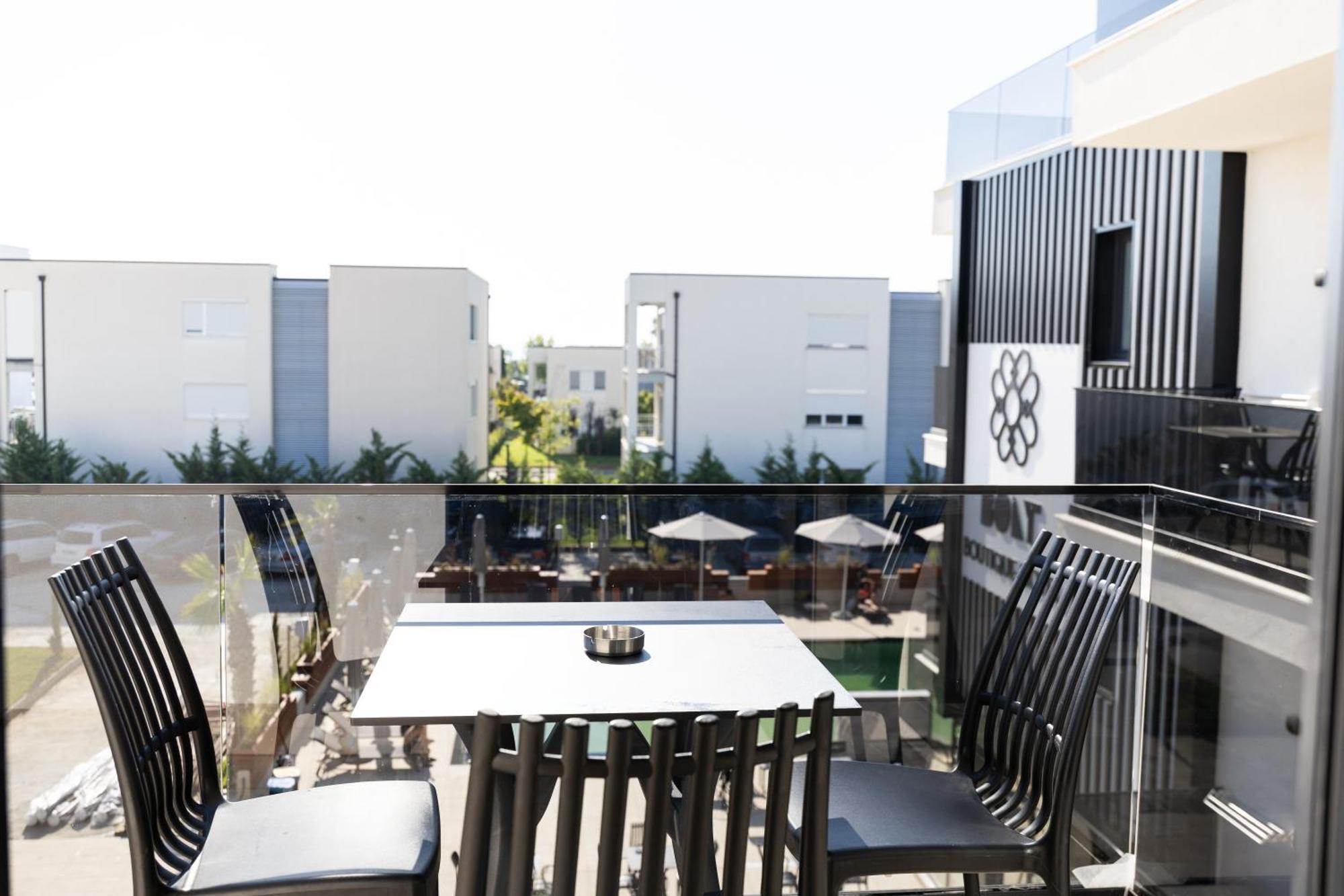Bolt Boutique Hotel Lezhe Exterior photo