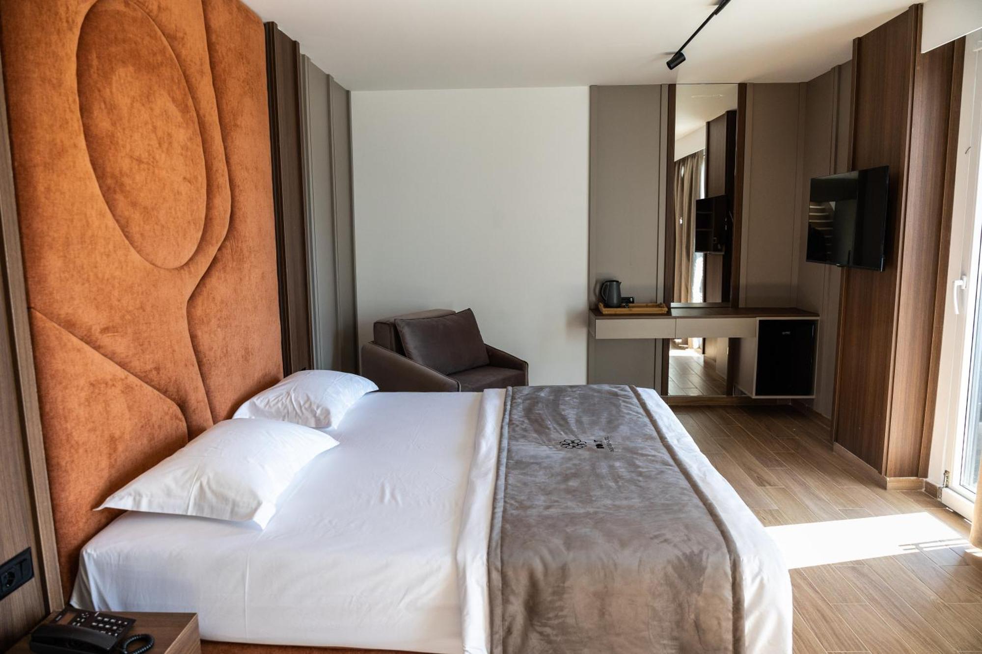 Bolt Boutique Hotel Lezhe Exterior photo